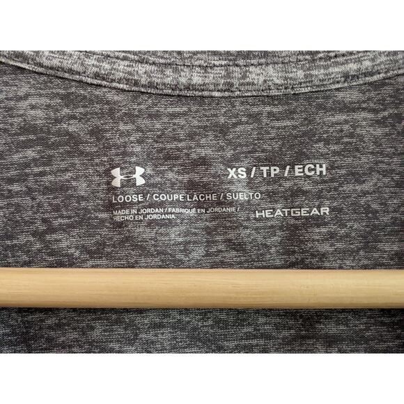 Under Armour Sz XS Loose Fit Gray V Neck Short Sleeve Tee Heatgear Pink Logo - Picture 3 of 4